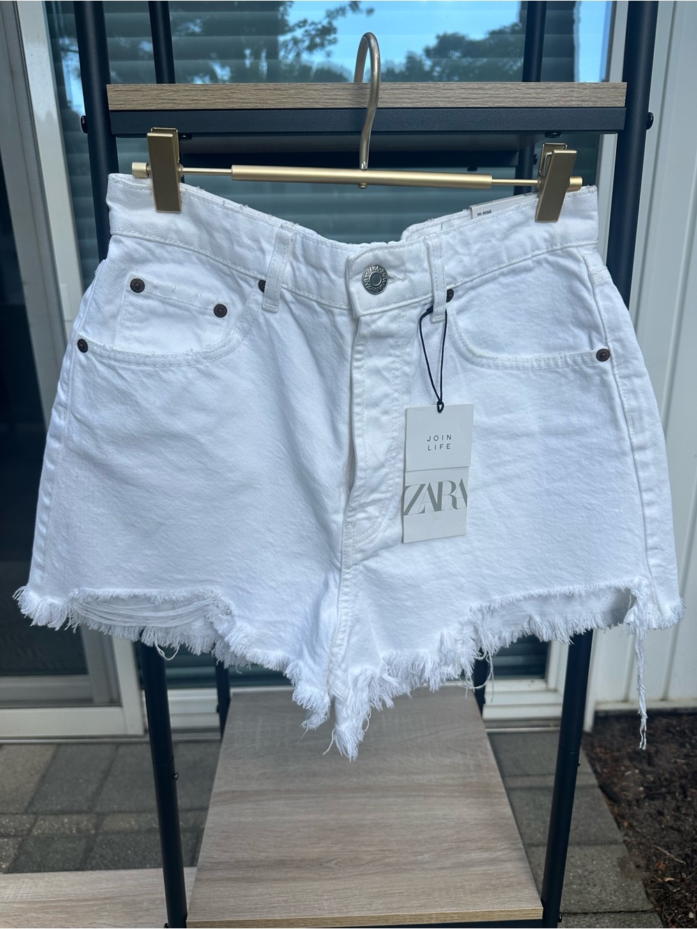 ZARA White Distressed Frayed Hem Denim Shorts Size 8 Brand New